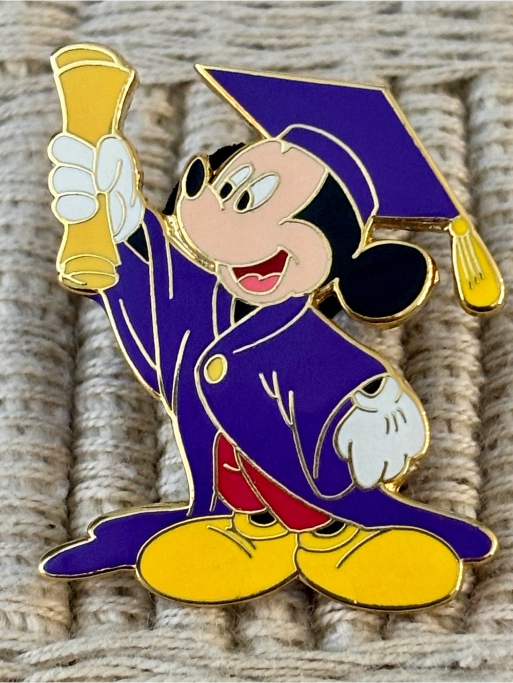 DISNEY 2000 *LE 20000* Graduate Mickey Mouse in Purple Robe & Diploma Pin